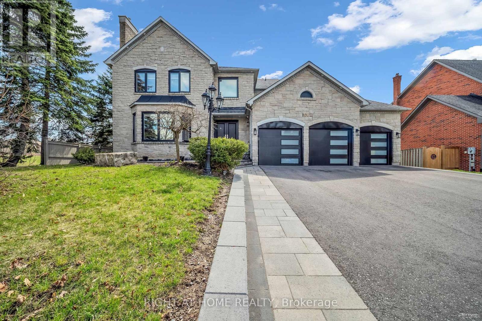 1092 STONEHAVEN AVE located in Newmarket, Ontario